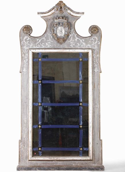 Coppia di grandi specchiere in legno intagliato e laccato. XIX secolo  - Asta Antiquariato Giugno - Associazione Nazionale - Case d'Asta italiane