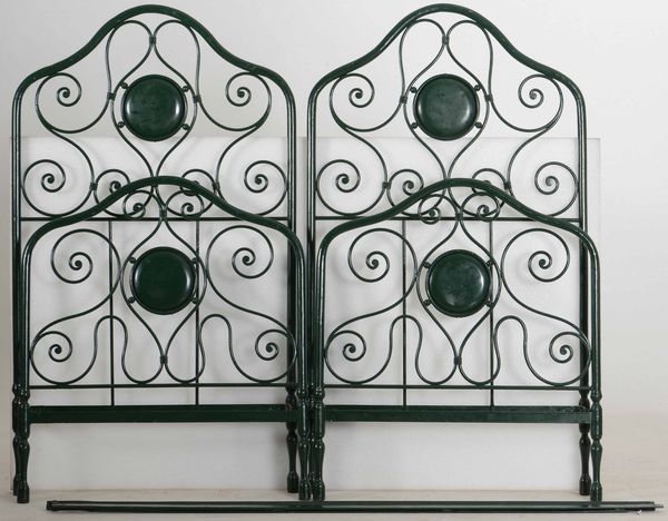 Coppia di lettini in ferro battuto e dipinti in verde. XIX secolo  - Asta Antiquariato Giugno - Associazione Nazionale - Case d'Asta italiane