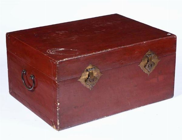 Baule in legno laccato. Manifattura orientale, XX secolo  - Asta Antiquariato Giugno - Associazione Nazionale - Case d'Asta italiane