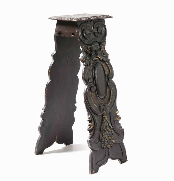 Reggibusto in legno intagliato e lumeggiato in oro. Italia,XIX-XX secolo  - Asta Antiquariato Giugno - Associazione Nazionale - Case d'Asta italiane