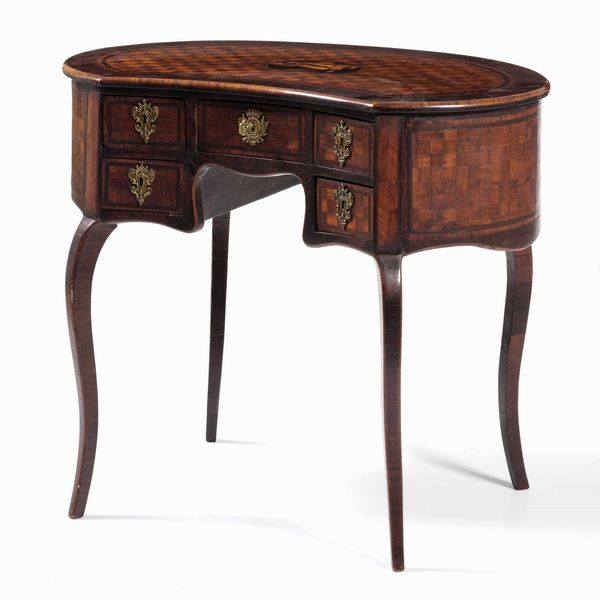 Scrittoio a fagiolo intarsiato a marquetterie. Roma, XIX secolo  - Asta Antiquariato Giugno - Associazione Nazionale - Case d'Asta italiane