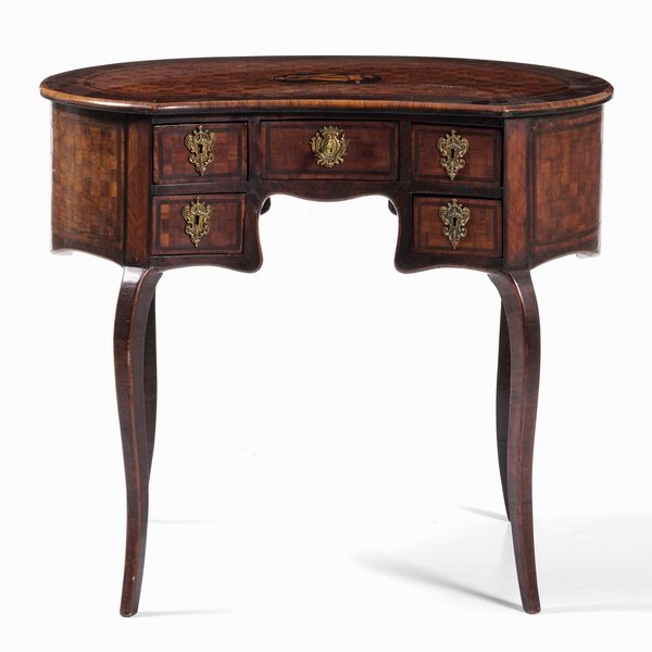 Scrittoio a fagiolo intarsiato a marquetterie. Roma, XIX secolo  - Asta Antiquariato Giugno - Associazione Nazionale - Case d'Asta italiane