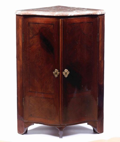 Angolare a due ante lastronato. XVIII-XIX secolo  - Asta Antiquariato Giugno - Associazione Nazionale - Case d'Asta italiane