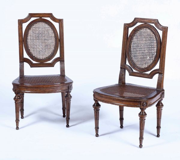 Coppia di poltrone Luigi XVI in noce  - Asta Antiquariato Giugno - Associazione Nazionale - Case d'Asta italiane