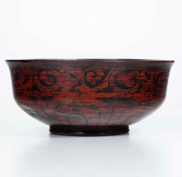 Ciotola in lacca con decori rossi su fondo nero. Cina, XX secolo  - Asta Antiquariato Giugno - Associazione Nazionale - Case d'Asta italiane
