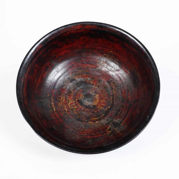 Ciotola in lacca con decori rossi su fondo nero. Cina, XX secolo  - Asta Antiquariato Giugno - Associazione Nazionale - Case d'Asta italiane