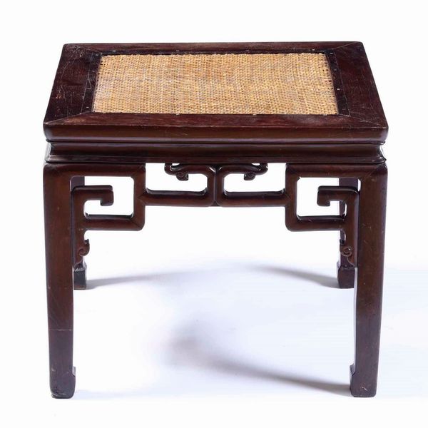 Tavolino in legno e piano in rattan. Cina, XX secolo  - Asta Antiquariato Giugno - Associazione Nazionale - Case d'Asta italiane