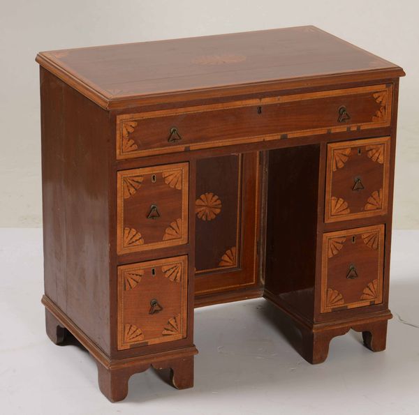 Scrittoio in mogano con intarsi in saintwood. Inghilterra, XIX secolo  - Asta Antiquariato Giugno - Associazione Nazionale - Case d'Asta italiane