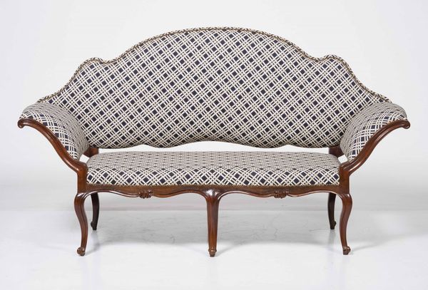 Divano Luigi XV in noce intagliato. Piemonte, XVIII secolo  - Asta Antiquariato Giugno - Associazione Nazionale - Case d'Asta italiane