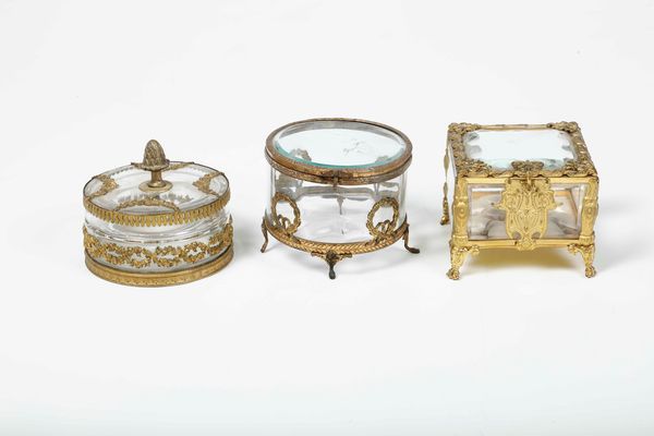 Lotto di tre scatole diverse in cristallo e lamierino dorato, fine XIX secolo  - Asta Antiquariato Giugno - Associazione Nazionale - Case d'Asta italiane