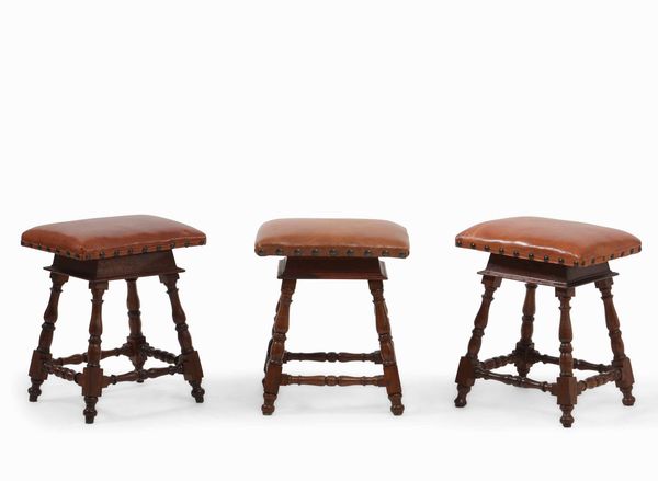 Tre panchetti in noce con gambe a rocchetto. Italia centrale,  XVIII-XIX secolo  - Asta Antiquariato Giugno - Associazione Nazionale - Case d'Asta italiane