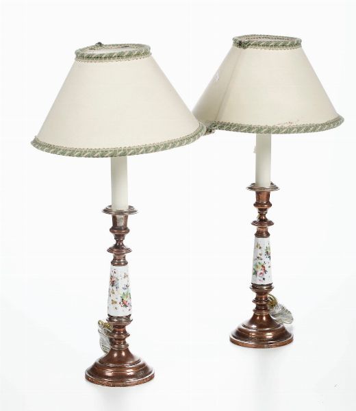 Coppia di candelieri in rame e porcellana policroma. Secolo XIX  - Asta Antiquariato Giugno - Associazione Nazionale - Case d'Asta italiane