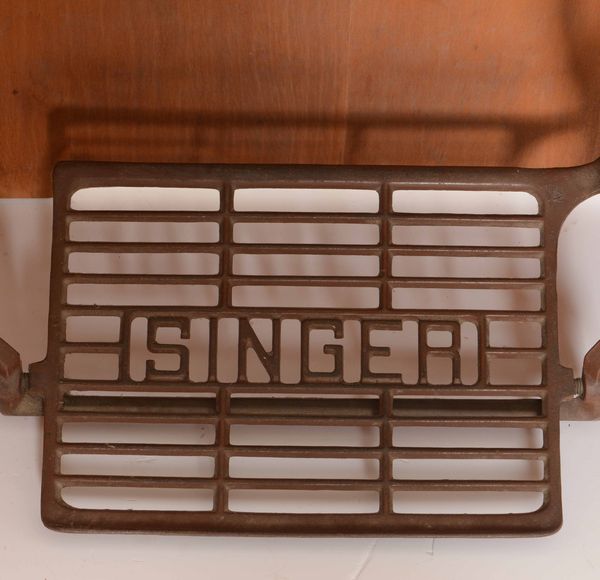 Macchina da cucire Singer. Singer Manufacturing Co.  - Asta Antiquariato Giugno - Associazione Nazionale - Case d'Asta italiane