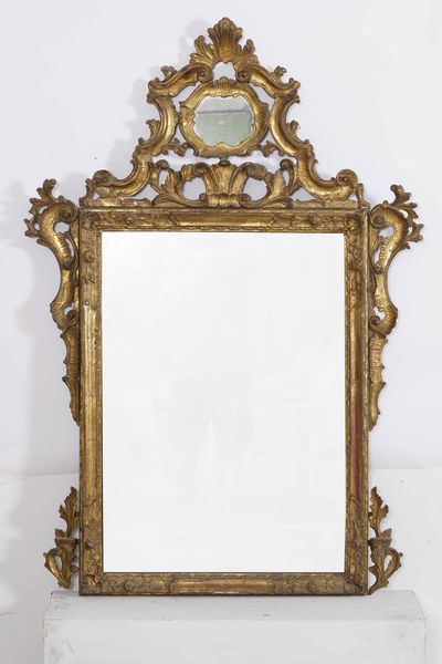 Specchiera in legno intagliato e dorato. XIX secolo  - Asta Antiquariato Giugno - Associazione Nazionale - Case d'Asta italiane