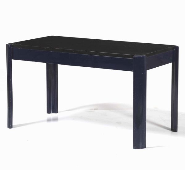 Tavolo scrivania in lacca blu con piano nero, anni '70  - Asta Antiquariato Giugno - Associazione Nazionale - Case d'Asta italiane