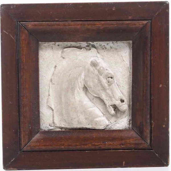 Piccolo rilievo in gesso raffigurante cavallo entro cornice. Fine XIX secolo  - Asta Antiquariato Giugno - Associazione Nazionale - Case d'Asta italiane