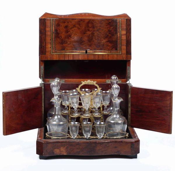 Set da liquore con bicchierini e bottiglie in vetro, entro custodia in legno lastronato. XIX secolo  - Asta Antiquariato Giugno - Associazione Nazionale - Case d'Asta italiane