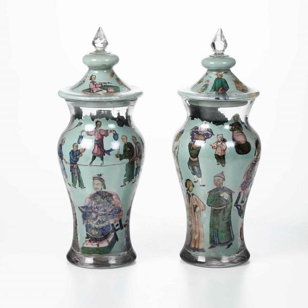 Coppia di vasi in vetro con decalcomania, Piemonte, fine XVIII, inizi XIX secolo (?)  - Asta Antiquariato Giugno - Associazione Nazionale - Case d'Asta italiane