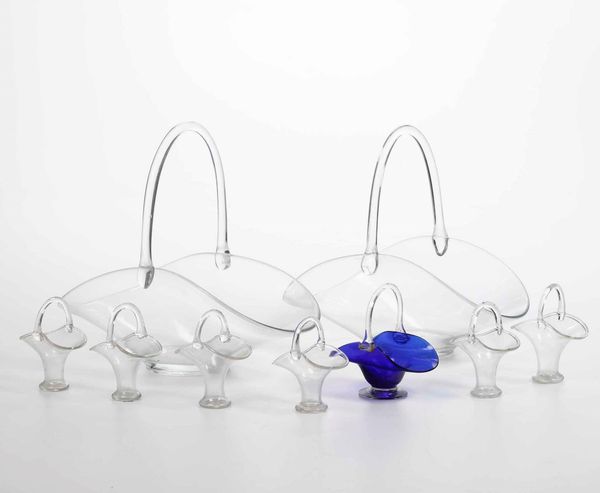 Lotto di nove cestini in vetro di cui due grandi, sei piccoli e uno piccolo di colore blu  - Asta Antiquariato Giugno - Associazione Nazionale - Case d'Asta italiane