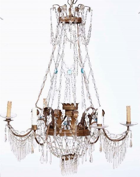 Lampadario a sei luci in metallo dorato e cristalli. XIX secolo  - Asta Antiquariato Giugno - Associazione Nazionale - Case d'Asta italiane
