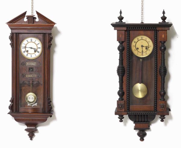 Lotto di due orologi da parete in legno, inizio XX secolo  - Asta Antiquariato Giugno - Associazione Nazionale - Case d'Asta italiane
