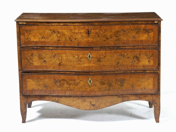 Cassettone lastronato in radica e filettato. XVIII secolo  - Asta Antiquariato Giugno - Associazione Nazionale - Case d'Asta italiane