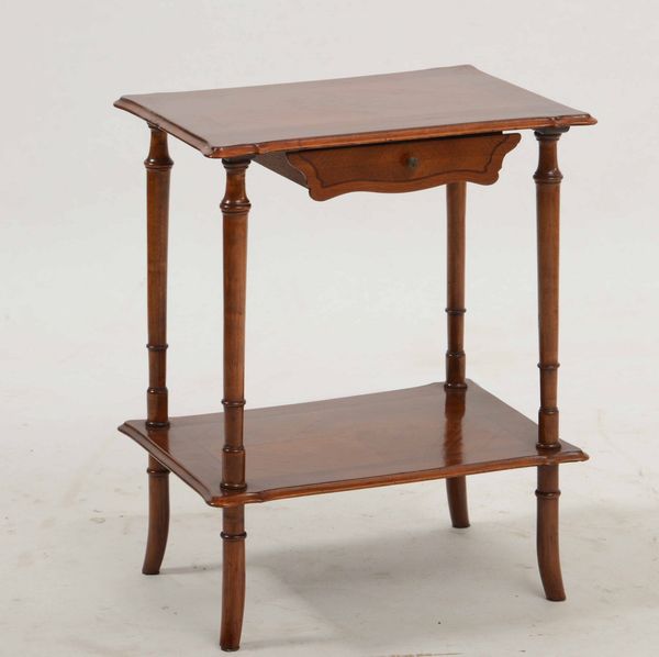 Tavolinetto a due ripiani in noce. XIX-XX secolo  - Asta Antiquariato Giugno - Associazione Nazionale - Case d'Asta italiane