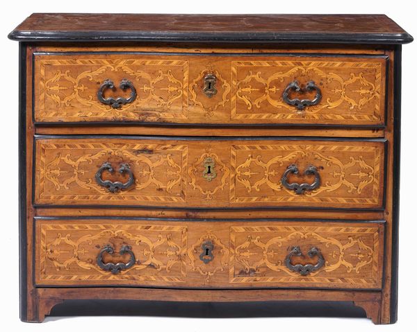 Com� a tre cassetti, fronte mosso in noce intarsiato. Piemonte, met� XVIII secolo  - Asta Antiquariato Giugno - Associazione Nazionale - Case d'Asta italiane