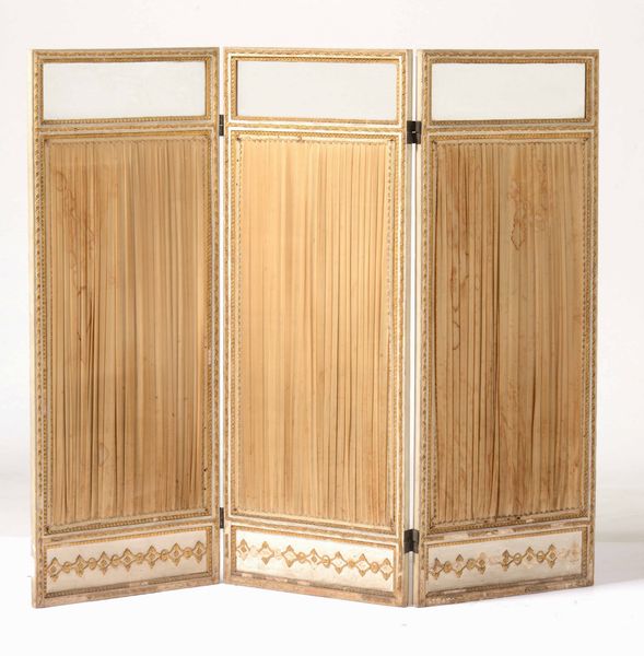 Paravento a tre ante in legno intagliato, laccato e dorato e stoffa. XIX secolo  - Asta Antiquariato Giugno - Associazione Nazionale - Case d'Asta italiane