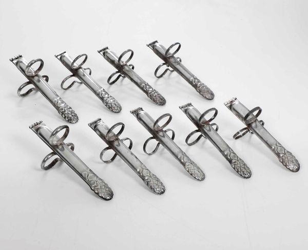 Collezione di nove pinze per asparagi in metallo argentato, Broggi XX secolo  - Asta Antiquariato Giugno - Associazione Nazionale - Case d'Asta italiane
