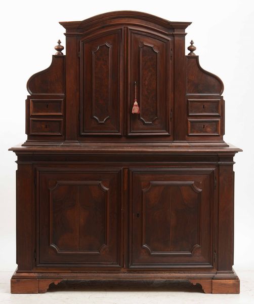 Grande credenza in noce a due corpi. Italia centrale, XVIII-XIX secolo  - Asta Antiquariato Giugno - Associazione Nazionale - Case d'Asta italiane