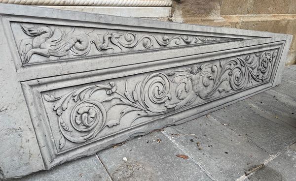 Sovraporta in ardesia scolpita. XIX-XX secolo  - Asta Antiquariato Giugno - Associazione Nazionale - Case d'Asta italiane