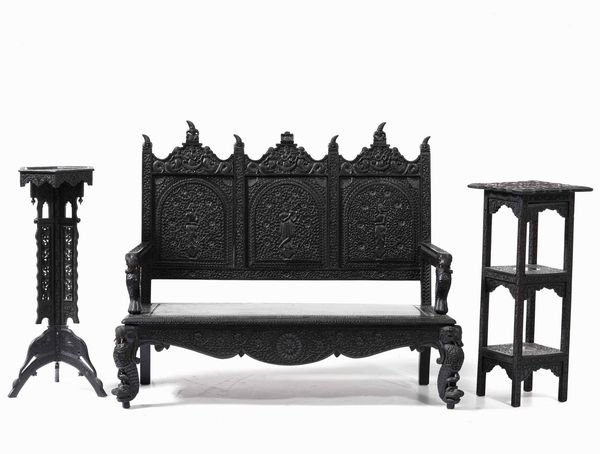 Fornitura da salotto in legno intagliato a motivi zoomorfi, XX secolo  - Asta Antiquariato Giugno - Associazione Nazionale - Case d'Asta italiane