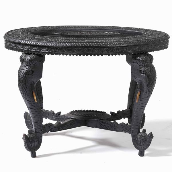 Fornitura da salotto in legno intagliato a motivi zoomorfi, XX secolo  - Asta Antiquariato Giugno - Associazione Nazionale - Case d'Asta italiane