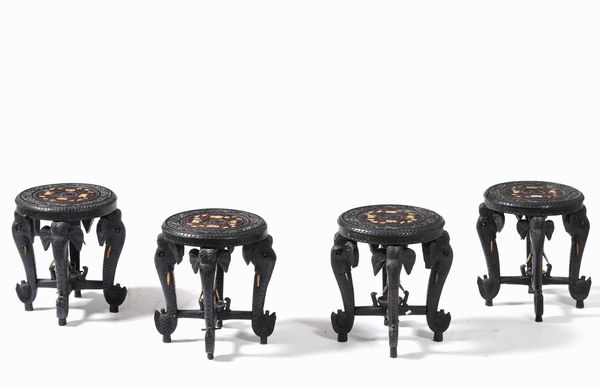 Fornitura da salotto in legno intagliato a motivi zoomorfi, XX secolo  - Asta Antiquariato Giugno - Associazione Nazionale - Case d'Asta italiane