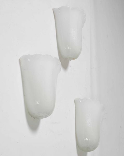 Tre appliques in vetro lattimo. XX secolo  - Asta Antiquariato Giugno - Associazione Nazionale - Case d'Asta italiane