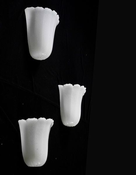 Tre appliques in vetro lattimo. XX secolo  - Asta Antiquariato Giugno - Associazione Nazionale - Case d'Asta italiane