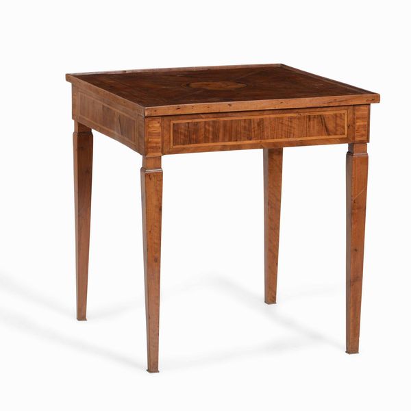 Tavolino da gioco direttorio in noce, lastronato e filettato, fine XVIII secolo  - Asta Antiquariato Giugno - Associazione Nazionale - Case d'Asta italiane