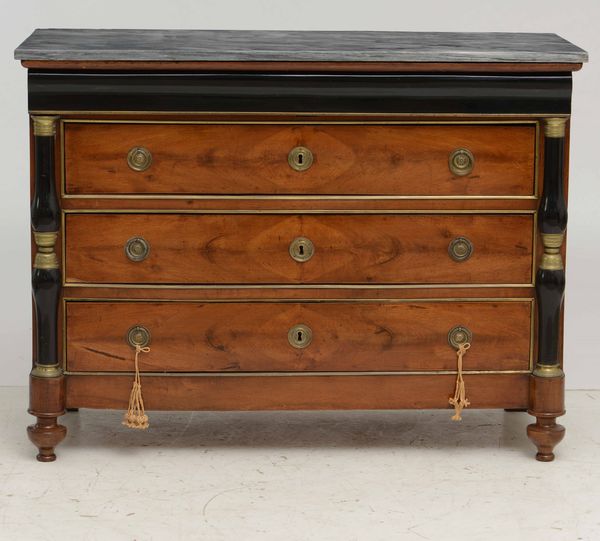 Camera composta da testiera di letto, coppia di comodini, com e psiche, XIX-XX secolo  - Asta Antiquariato Giugno - Associazione Nazionale - Case d'Asta italiane