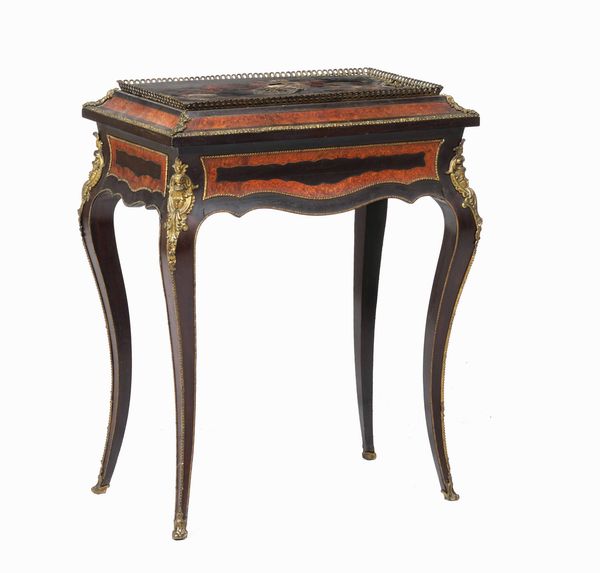 Tavolino fioriera con piano ribaltabile, XIX-XX secolo  - Asta Antiquariato Giugno - Associazione Nazionale - Case d'Asta italiane