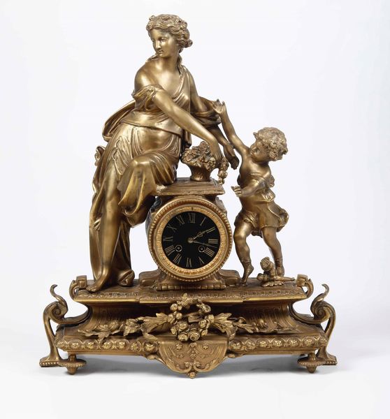 Orologio in bronzo dorato sormontato da scena allegorica. Francia, XIX secolo  - Asta Antiquariato Giugno - Associazione Nazionale - Case d'Asta italiane