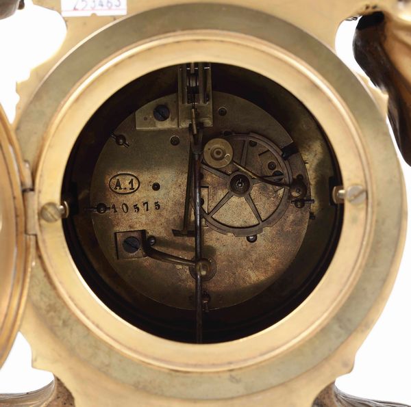 Orologio in bronzo dorato sormontato da scena allegorica. Francia, XIX secolo  - Asta Antiquariato Giugno - Associazione Nazionale - Case d'Asta italiane