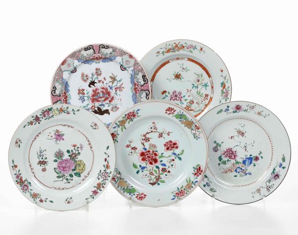 Lotto di cinque piatti diversi tra loro, Cina Compagnia delle Indie, XVIII secolo  - Asta Antiquariato Giugno - Associazione Nazionale - Case d'Asta italiane
