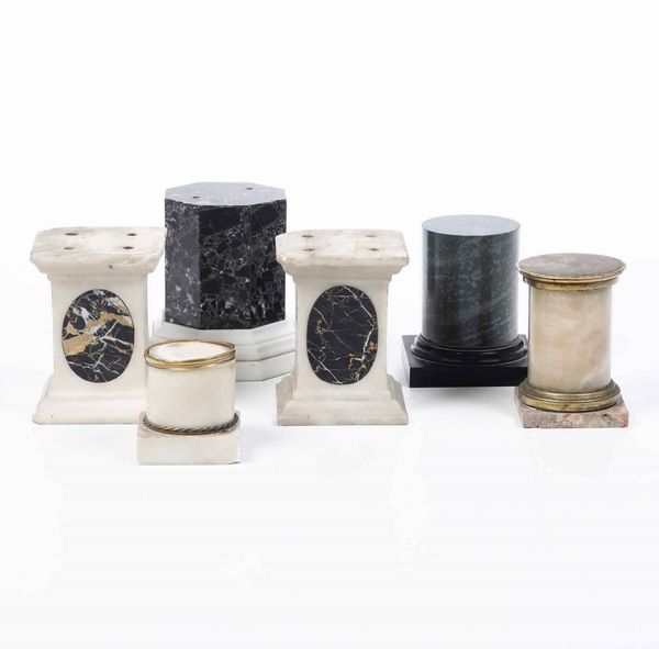 Collezione di sei basi in marmi diversi  - Asta Antiquariato Giugno - Associazione Nazionale - Case d'Asta italiane
