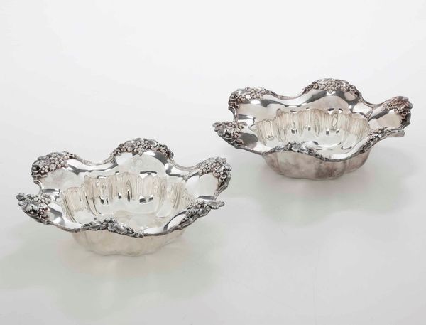 Coppia di ciotole in metallo argentato con grappoli duva, inizi XX secolo  - Asta Antiquariato Giugno - Associazione Nazionale - Case d'Asta italiane