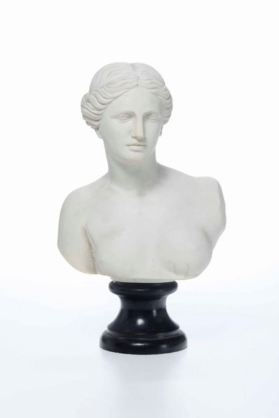 Busto femminile in biscuit su base in legno tornito  - Asta Antiquariato Giugno - Associazione Nazionale - Case d'Asta italiane