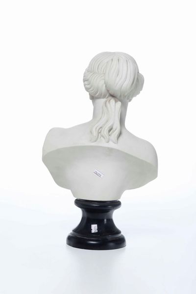 Busto femminile in biscuit su base in legno tornito  - Asta Antiquariato Giugno - Associazione Nazionale - Case d'Asta italiane