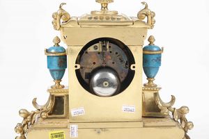 Orologio in bronzo dorato, placche in porcellana in stile Svres. Francia, XIX secolo  - Asta Antiquariato Giugno - Associazione Nazionale - Case d'Asta italiane