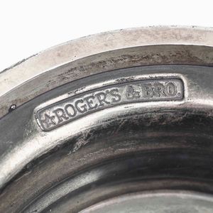 Brocca in metallo argentato con ansa incisa a fiori  - Asta Antiquariato Giugno - Associazione Nazionale - Case d'Asta italiane