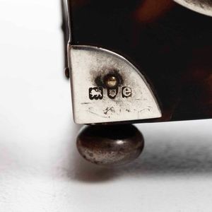 Pendoletta in tartaruga e argento, Inghilterra, XIX secolo  - Asta Antiquariato Giugno - Associazione Nazionale - Case d'Asta italiane